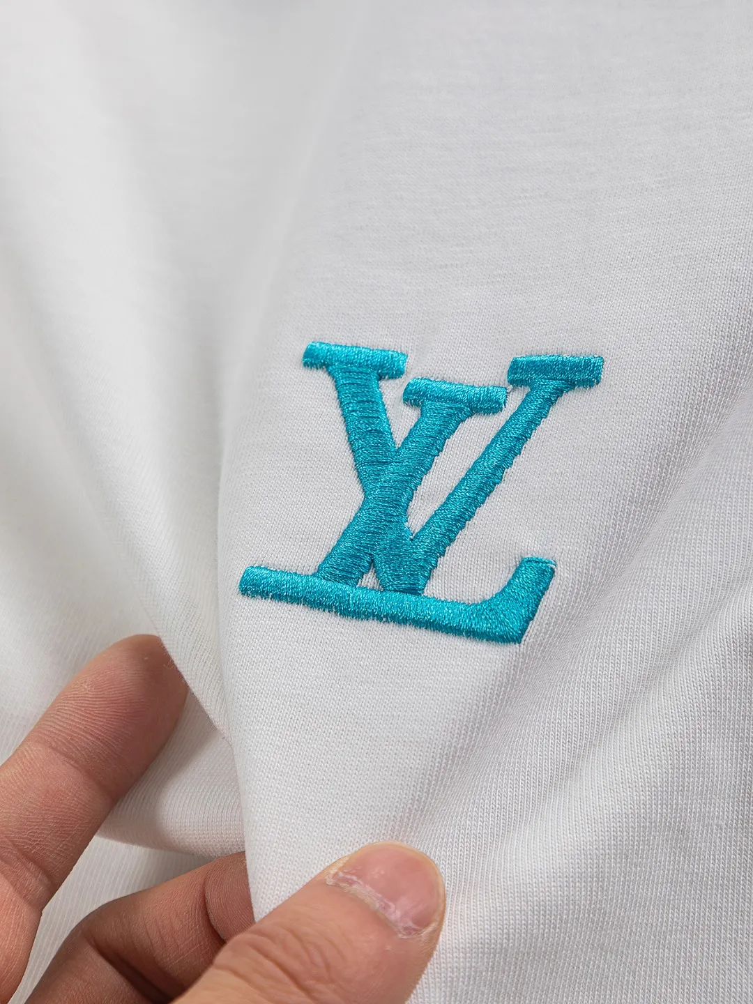 🅿️210 Louis Vuitton 1V micro-wide version S-Xl 25SS LV new product counter catwalk style, heavy letter embroidery stitching colorful print on the chest 🪡 Embroidered logo, same style for men and women! Short-sleeves are not the same as the general public, but must be unique and eye-catching. This LV short-sleeves is all about quality, comfort, consistent style, fashion, including fabrics and cutting techniques, all of which have been made with great effort! 320 grams of washed pure cotton fabric, pure cotton is breathable, very refreshing and comfortable for daily wear. The rib knitting on the neckline is smooth and tight, and the neckline will not be skewed if you toss it at will. The loose version, you will find that it looks really good on the upper body. The overall is minimalist and neat, super versatile for daily use! Pair it casually with a pair of pants for a youthful look. A T-shirt will make your outfit crazy. It is a fashionable item that can never go wrong! Color: Black White Size: S-XL Size chart: S: Shoulder width 50-Bust 54-Length 70 M: Shoulder width 52-Bust 56.5-Length 72 L: Shoulder width 54-Bust 59-Length 74 XL: Shoulder width 56-Bust 61.5-Length 76